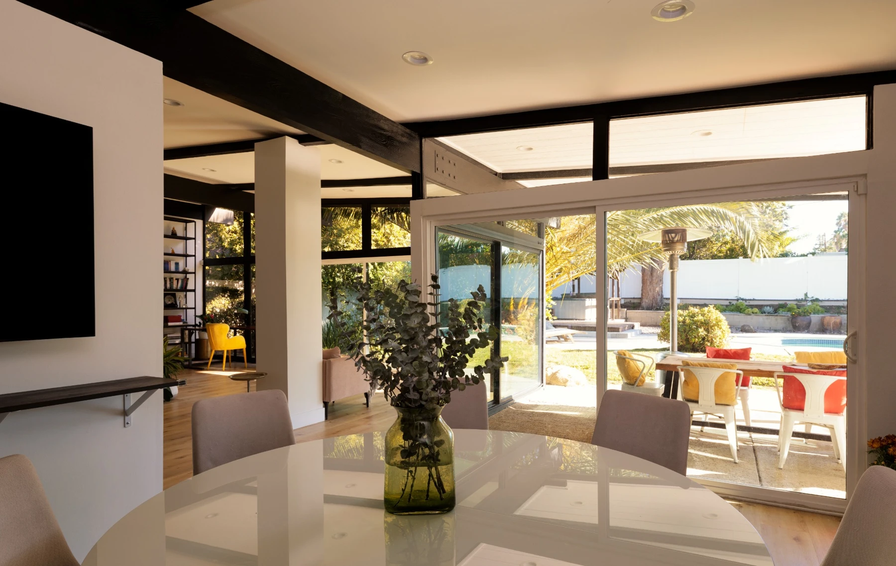 An indoor–outdoor rhythm